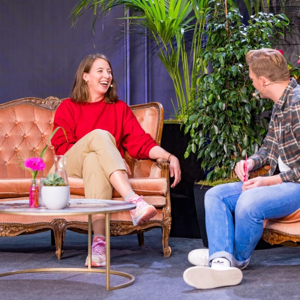 Margriet Meijer, inspirerende motivatie spreker voor events voor creatieve ondernemers. hier op de bank bij Kreadoe