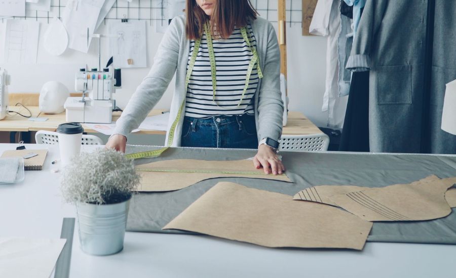 Creatieve onderneemster in haar werkplaats kiest voor investeren in zichzelf in plaats van nog een tool