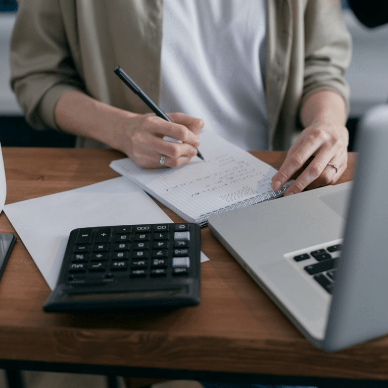 Creatieve ondernemer kijkt naar een laptop met een online cursus die op module twee is blijven steken