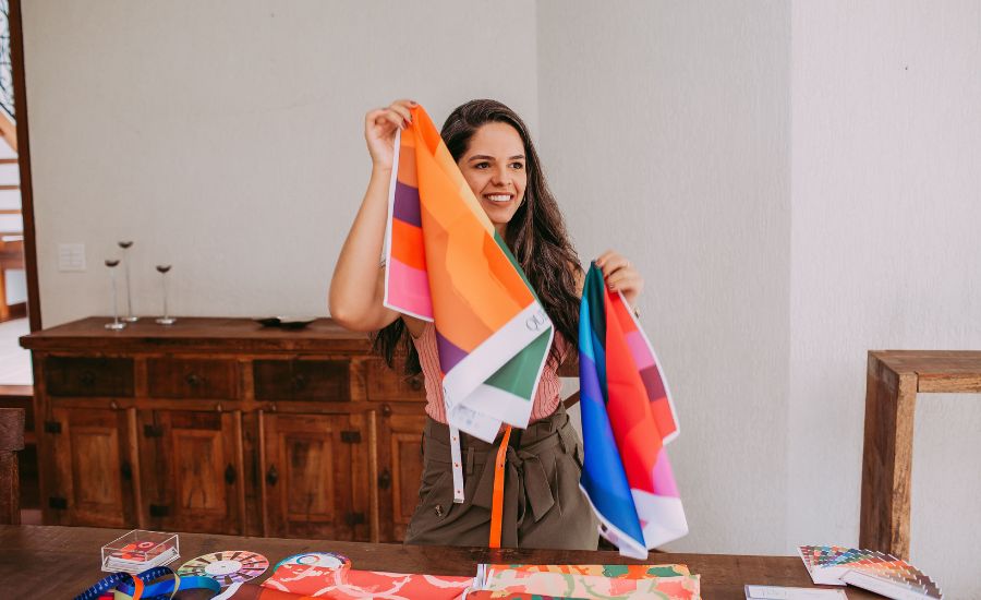 Vrouwelijke maker leest twijfelend haar geschreven tekst terug in haar atelier
