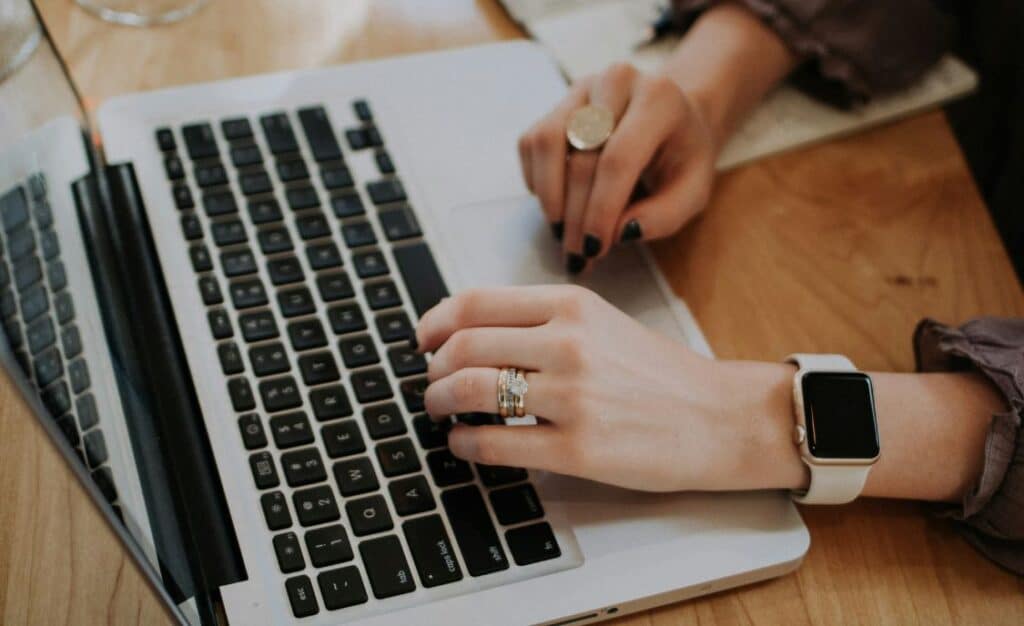 ondernemer die aan haar personal branding werkt om haar zichtbaarheid te vergroten