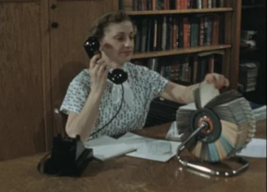 vrouw achter bureau