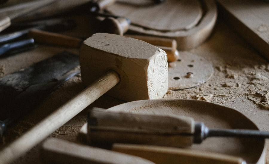 de gereedschap van een vrouwelijke maker die ze niet aanraakt omdat ze niet durft te beginnen