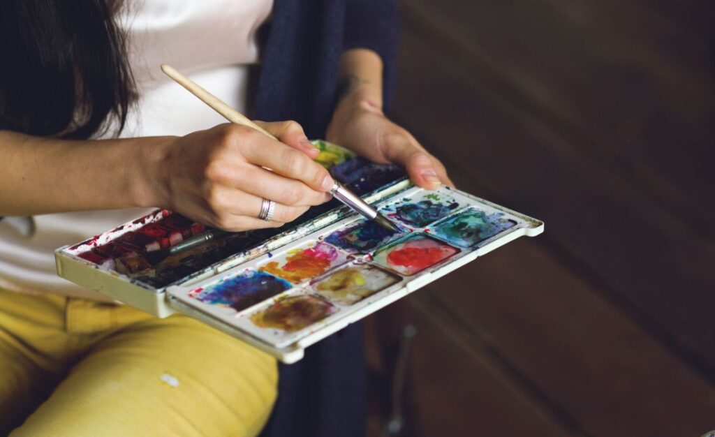Close-up van handen in een schilder atelier – stilte voor een nieuw begin