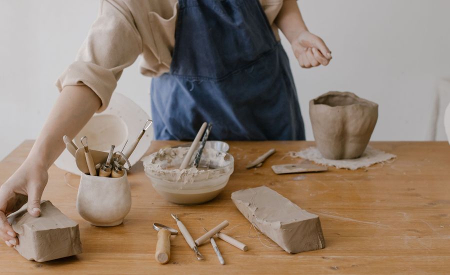 Creatieve onderneemster keramiste aan het werk haar atelier