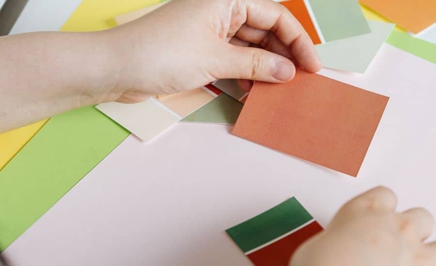 Creatieve ondernemer herschrijft marketing caption aan bureau