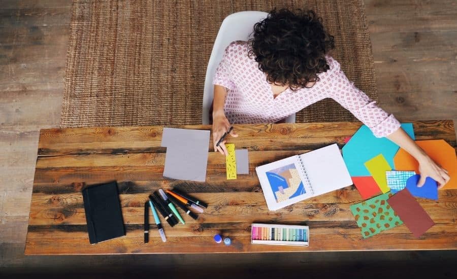 Vrouw twijfelt achter bureau over onnatuurlijke marketing tekst