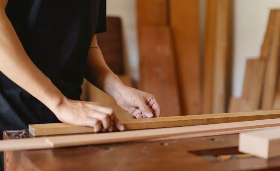 Maker aan haar werktafel die zich afvraagt waarom ze zich niet vrij voelt als ondernemer